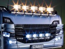 Frontlykter og tåkelysreflektorer (akkurat som på en lastebil i full størrelse) hjelper til med å lyse opp modellen din på autentisk måte. thumbnail
