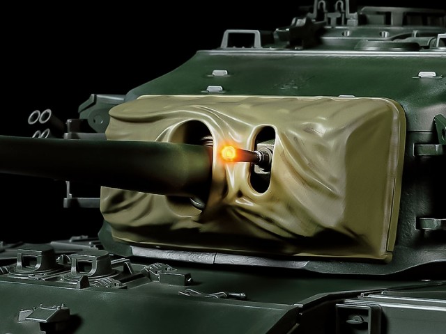 7,92 mm Besa maskingevær eksplodert akkompagnert av lyder og blinking fra en oransje LED installert i spissen som viser munningsblits