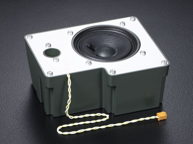 En bassreflekshøyttaler med metallplate gir dype, fyldige lyder. Volumet kan justeres via senderen.