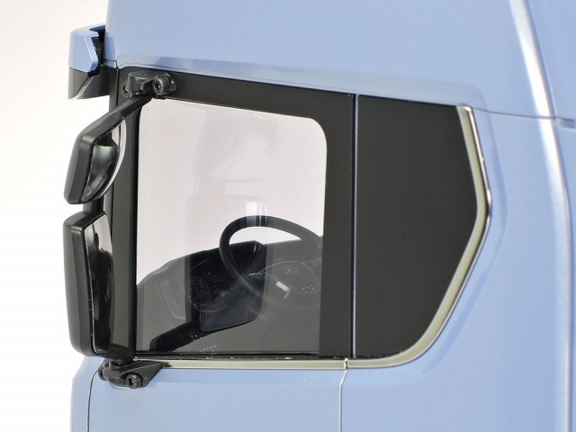 Akkurat som på lastebilen i full størrelse har 2-sheets speil 3D-overflater, gjenskapt her ved bruk av metallbelagte deler.